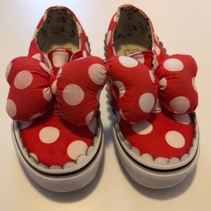 Darling red Minnie Mouse bow vans